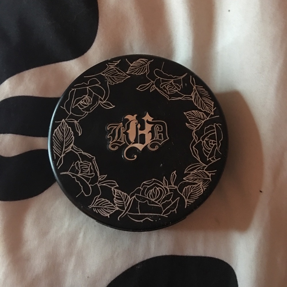 Kat Von D lock it powder foundation light 44